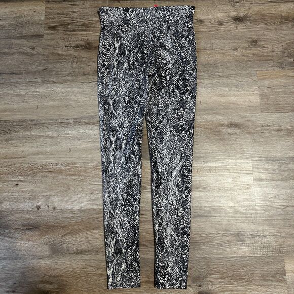 Spanx Faux Leather Snake Shine Leggings Size Medium Black Grey Slimming - Picture 4 of 4